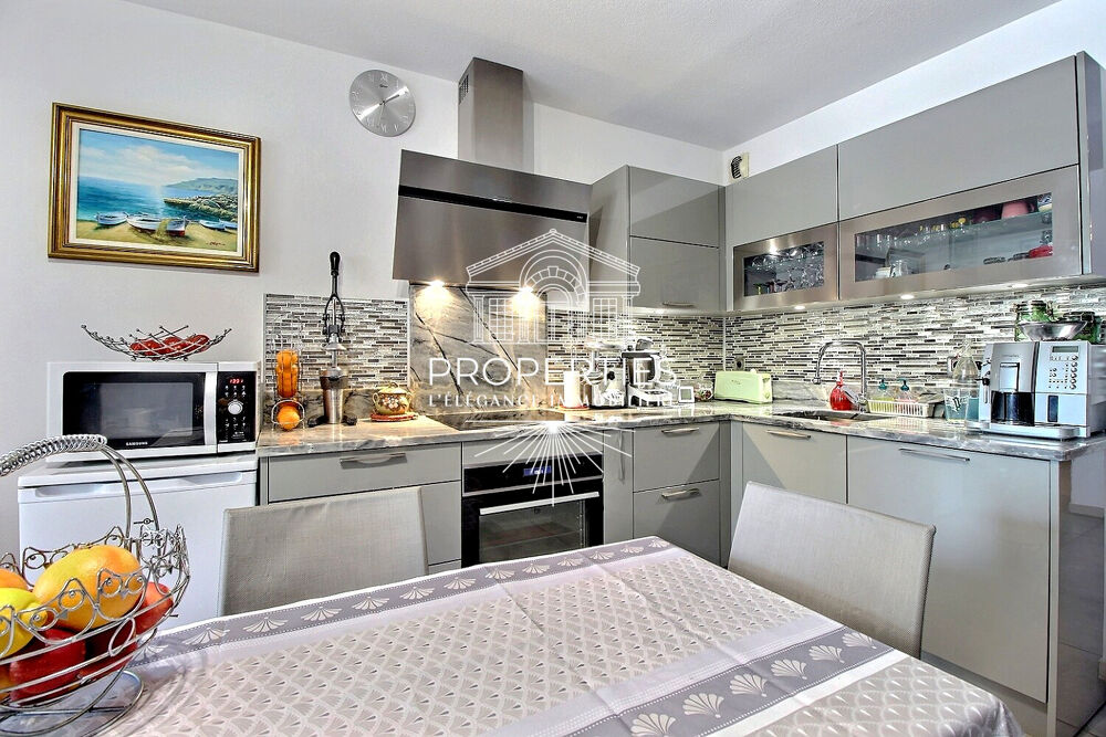 LE LAVANDOU - LE GRAND JARDIN - T2 RENOVE - 48 M² - LOGGIA - PARKING PRIVATIF