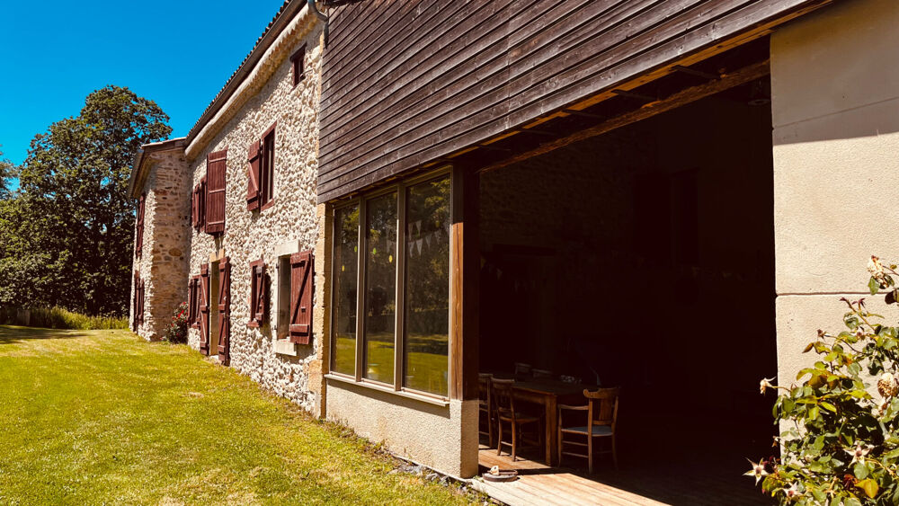 Belle maison en pierre entourée de bois et prairies de plus de 64 ha