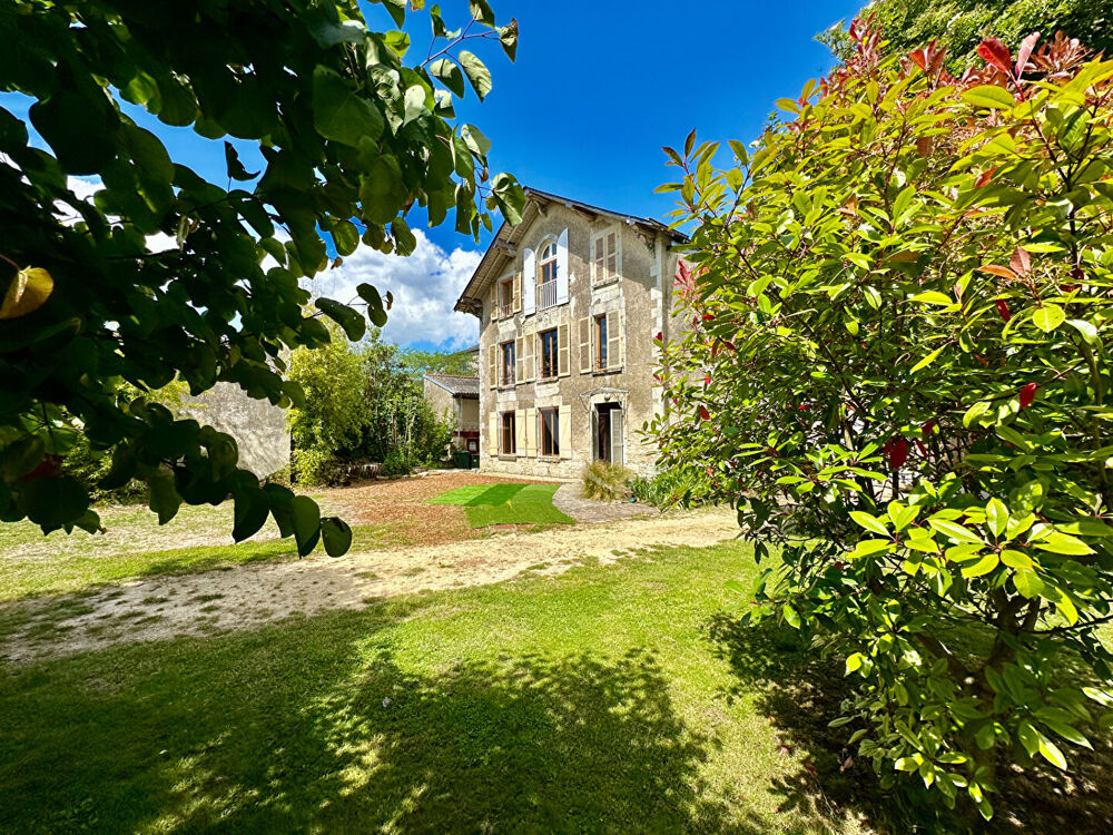 Vente Maison CENTRE DE MIREBEAU - PROPRIETE EXCEPTIONNELLE - CACHET - BEAUX VOLUMES - 242m²  - 4/5 CHAMBRES Mirebeau