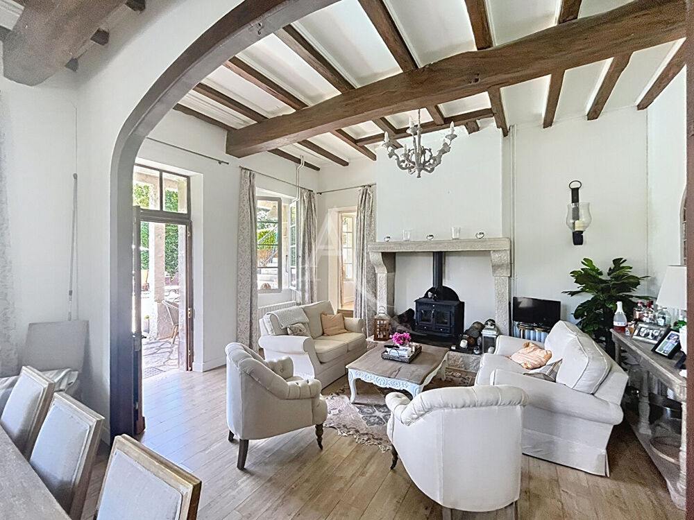 Élégante maison en pierre avec vue dégagée sur la rivière, piscine