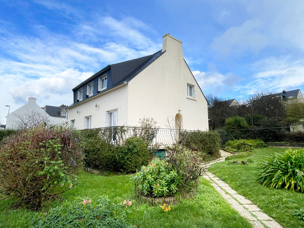 FINISTÈRE: Proche Plomodiern. Spacieuse maison de 7 chambres avec studio attenant, à quelques pas de la plage.