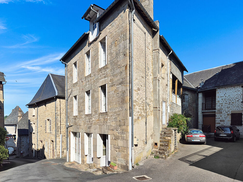 Vente Maison CORRÈZE. TREIGNAC. Maison ancienne en pierre pleine de charme comprenant 3 chambres avec balcon et un appartement à rénover. Treignac