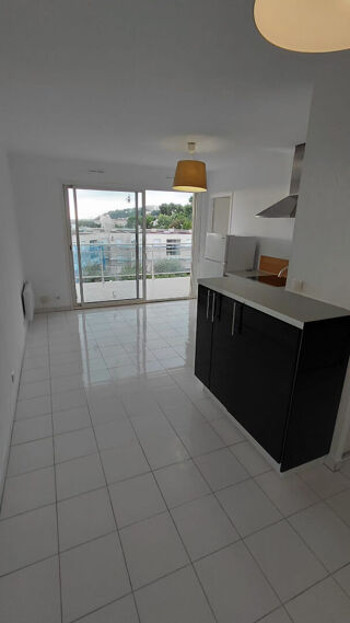 Location Appartement A LOUER - 2 PIECES AVEC TERRASSE ET PISCINE en dernier étage Saint laurent du var