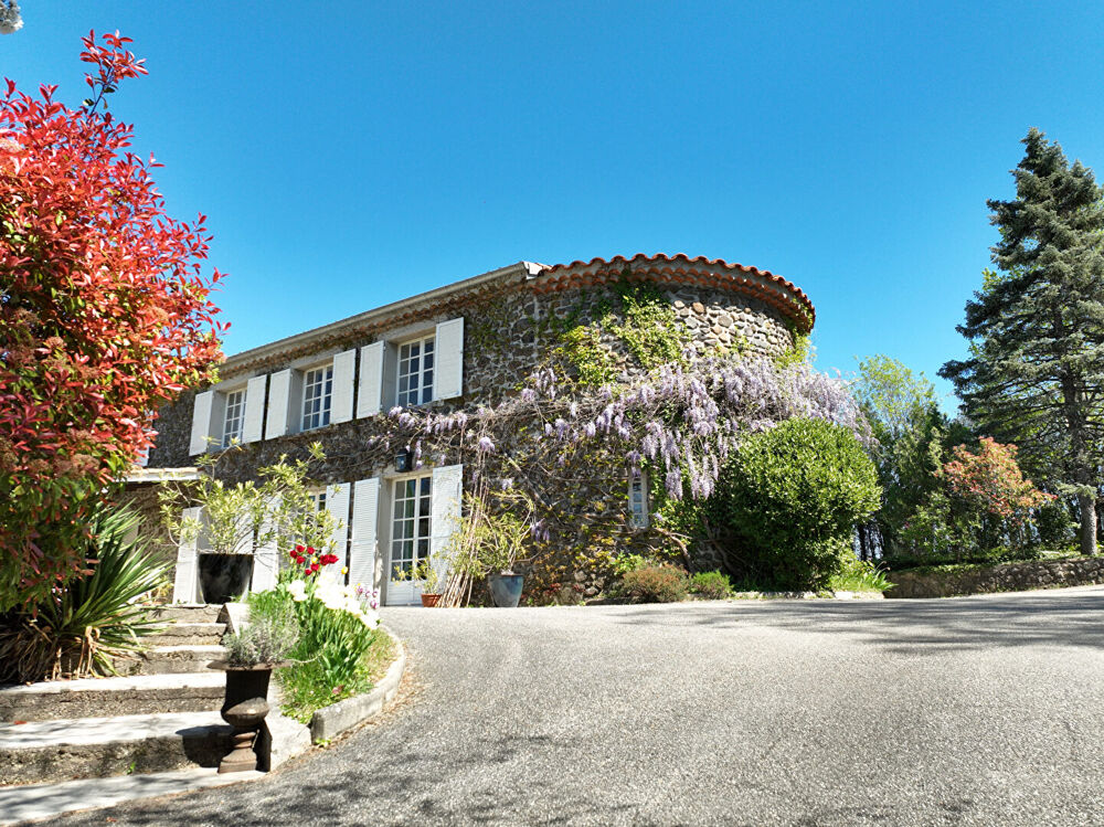 Maison 11 pièces 240 m² · à Chomerac · 240 m² · 735 000 €