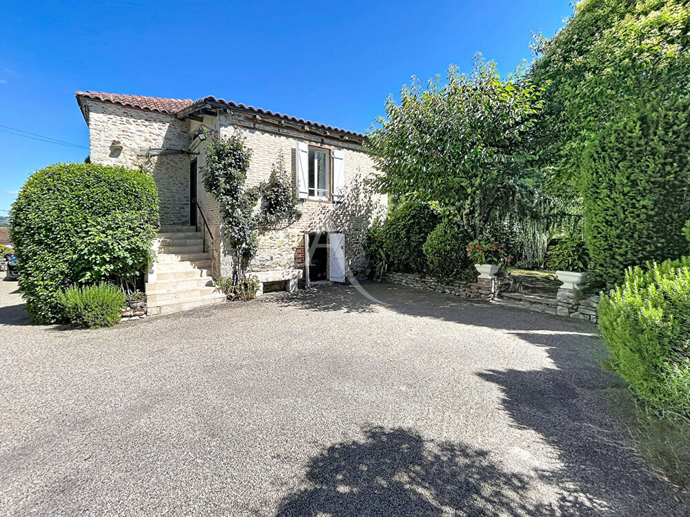 Vente Maison Propriété de caractère de 2 maisons en pierre, 2 piscines avec vue imprenable. Douelle