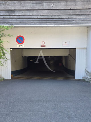  Parking / Garage à louer  Suresnes