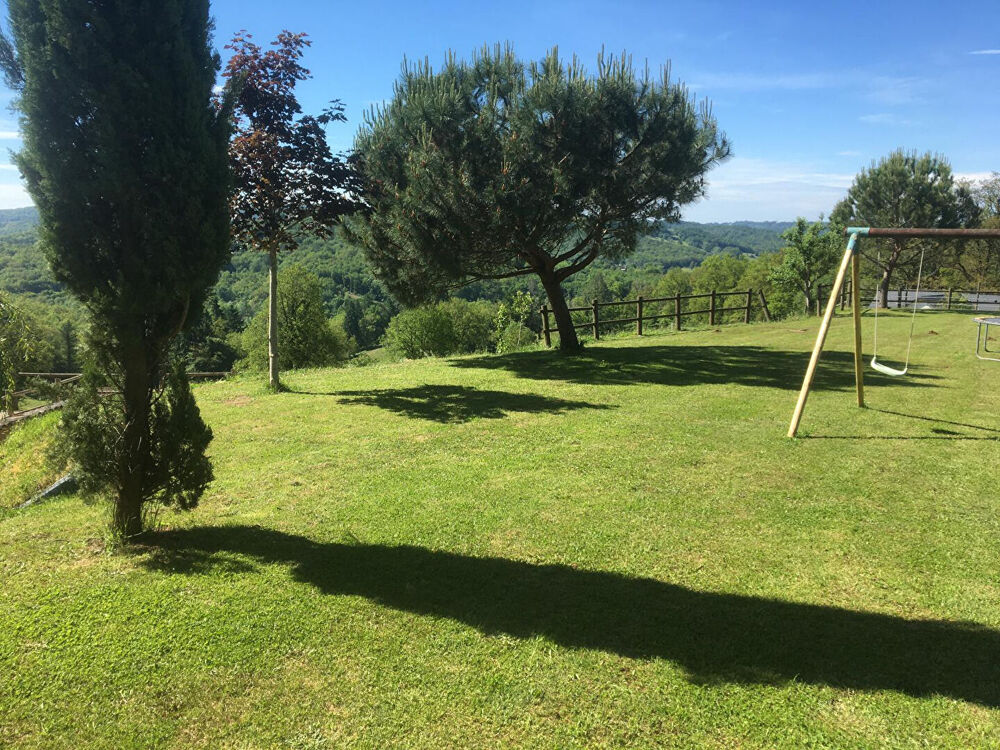 Vente Maison CORREZE. Proche BRIVE-LA-GAILLARDE. Maison en pierre avec 6 chambres, un gîte de 2 chambres, une grange, 2 écuries et un hangar Dampniat