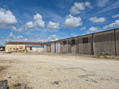   Bâtiment Industriel avec bureaux  et hangars de 2200 m2 + Maison de 250 m2 sur 12000 m2 de Terrain 