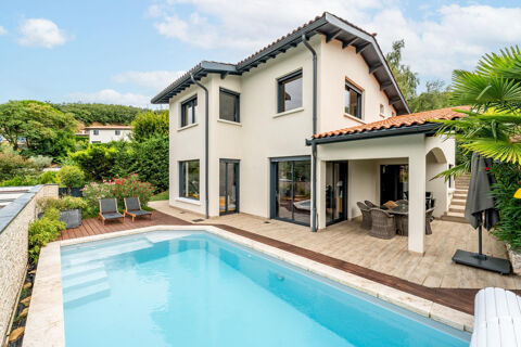   SAINT-CYR-AU-MONT-D'OR - MAISON FAMILIALE RÉNOVÉE AVEC VUE FOURVIÈRE, PISCINE ET STUDIO INDÉPENDANT Maison - 5 pièce(s) - 200 m²