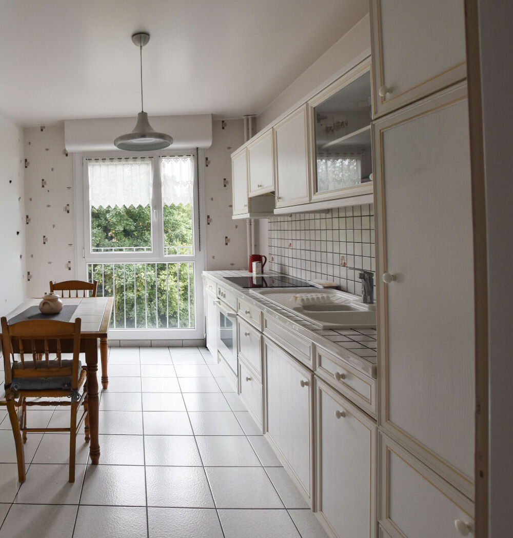 Appartement 2 pièces avec balcon et place de parking extérieur