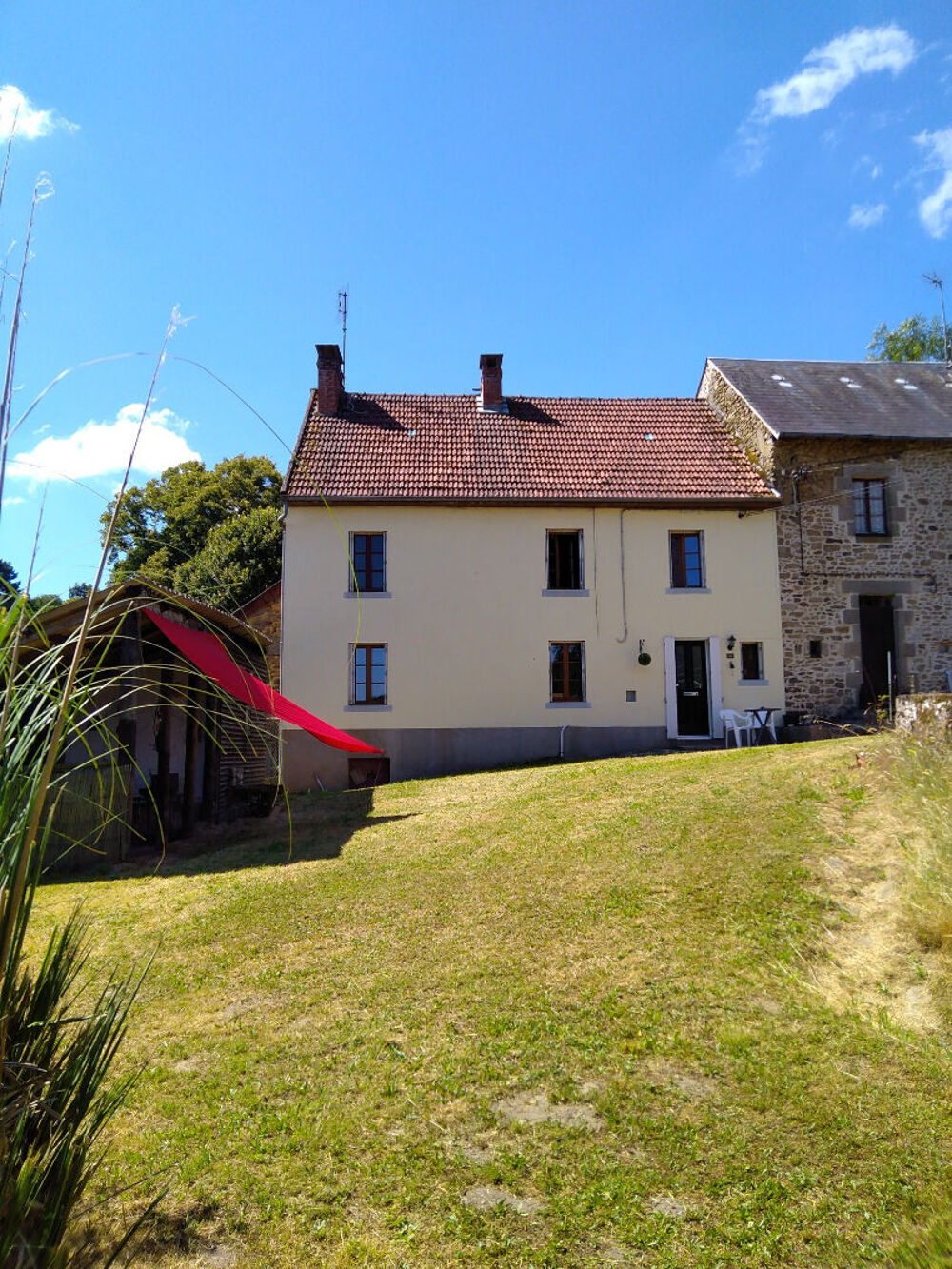 HAUTE-VIENNE- Maison rénovée comprenant deux projets de rénovation, des granges et 6,5 hectares de bois