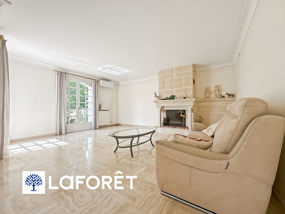 Maison traditionnelle de 8 pièces à vendre à Sainte Geneviève des Bois à moins 10 minute à pied de la gare- Réf 14153
