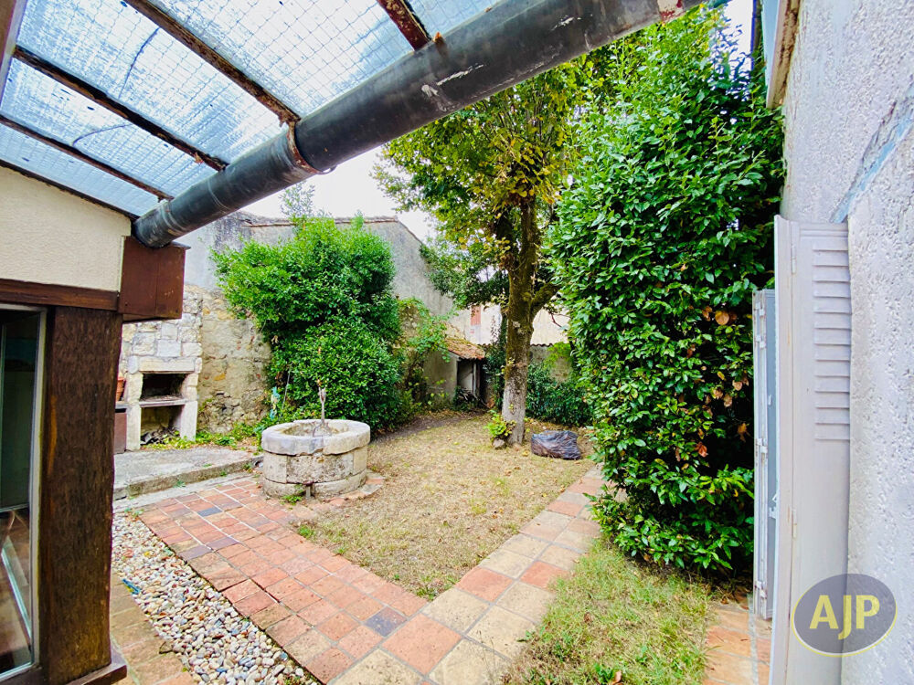Maison de ville en pierres avec jardinet et garage !