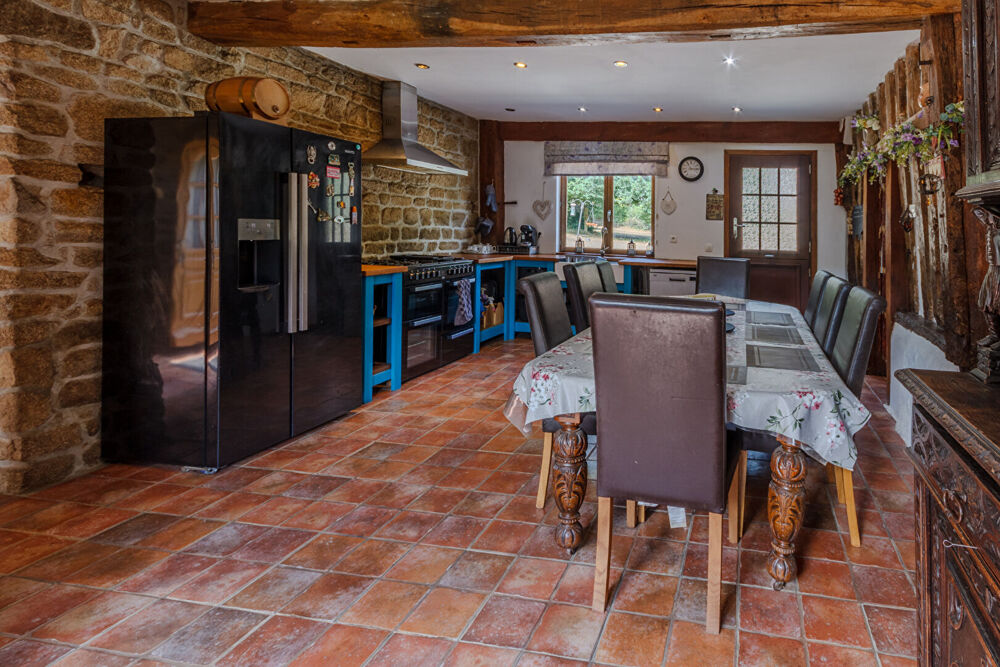 Manche : Maison en pierre de 3 chambres avec studio, écuries et terrain.