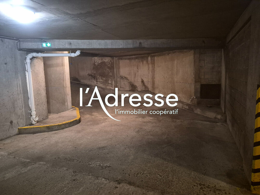 Vente Parking/Garage Place de parking pour investissement locatif (ou petite voiture) // Métros Faidherbe - Reuilly - Ledru Rollin Paris 12