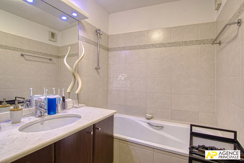 Vente Appartement Versailles Chantiers Appartement 4 pièces 82 m² situé au 1er étage avec ascenseur, cave et parking double en enfilade en sous so Versailles