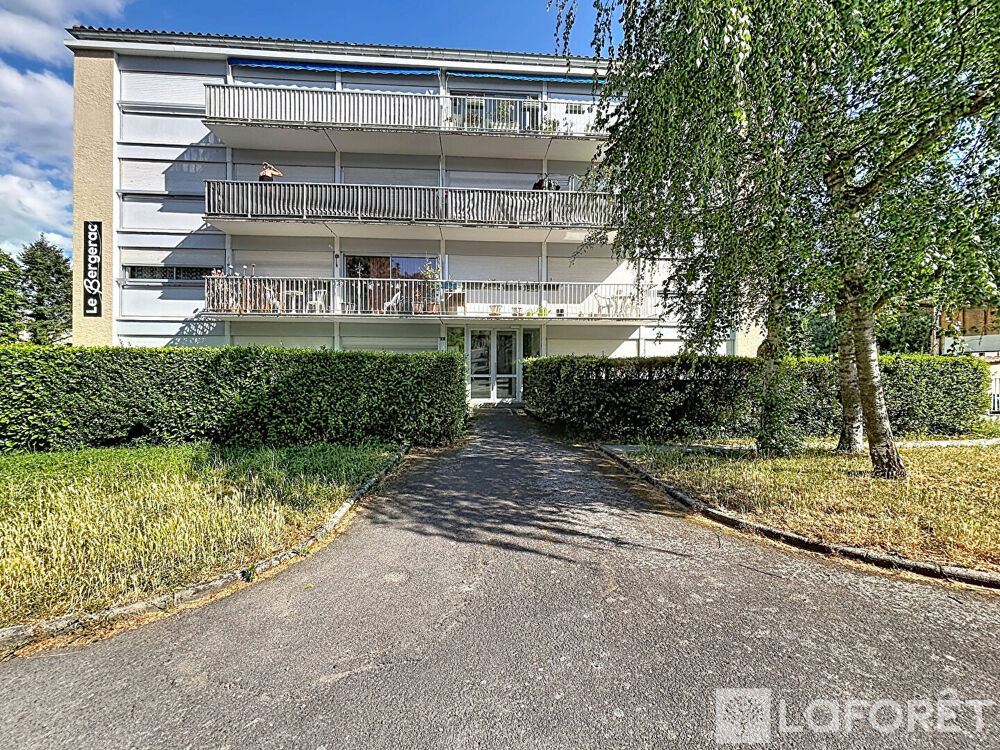 Grand T4 de 101 m² avec garage, balcon et vue dégagée