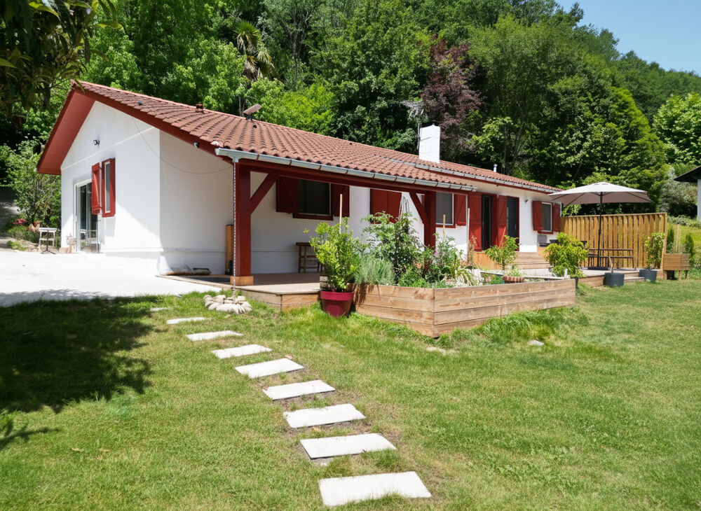 ETXEBERDEA Halsou, 125 m² de plain-pied à l'esprit écolodge
