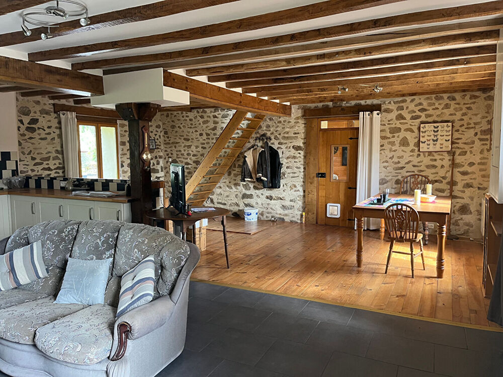 Propriété comprenant 2 maisons, une grange, des écuries, un jardin et un enclos.