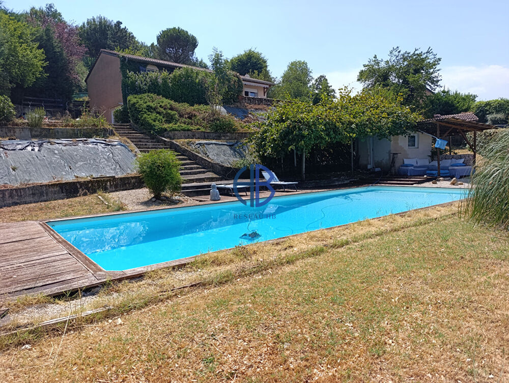 À Villa avec piscine et vue panoramique à Beausemblant
