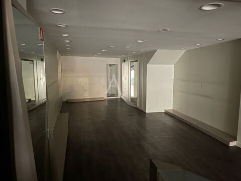   Local commercial centre Bourg 86.55 m2  avec belle vitrine 