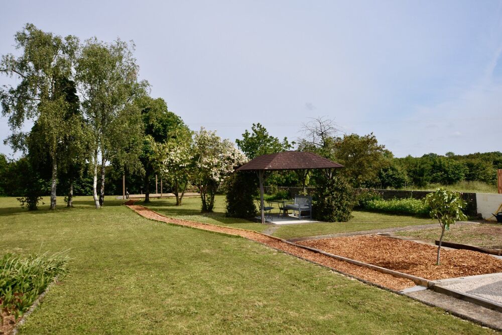 Élégante propriété de village avec 2 gîtes et superbe piscine creusée