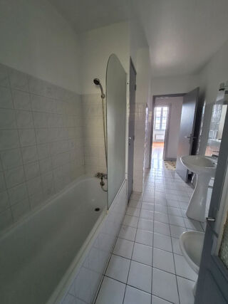  Appartement à louer 3 pièces 100 m²