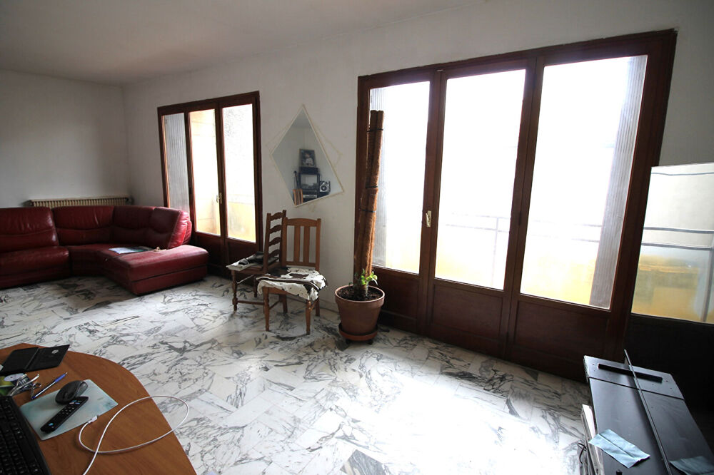 NIMES CENTRE VILLE Appartement de type 4 de 89m² avec ascenseur, 2 balcons et une cave.