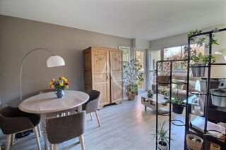 Vente Appartement Appartement 3 pièces  sans travaux et avec décoration actuelle Maurepas