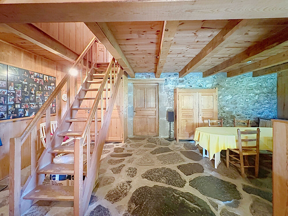 Vente Maison SAINT FRONT !Charmante maison en pierre de plus de 200m2,  sur 1500 m2 de terrain Saint front