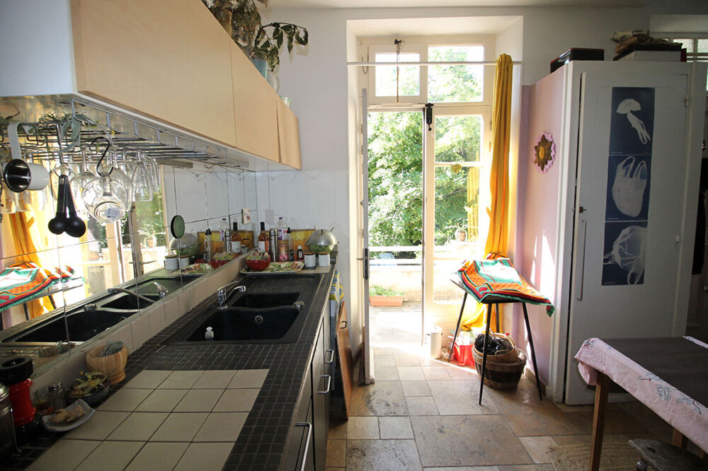 EXCLUSIVITE NIMES CAPOUCHINE/MARECHAL JUIN Maison des années 30 de type 3 avec garage et atelier terrain de 600m² divisible.