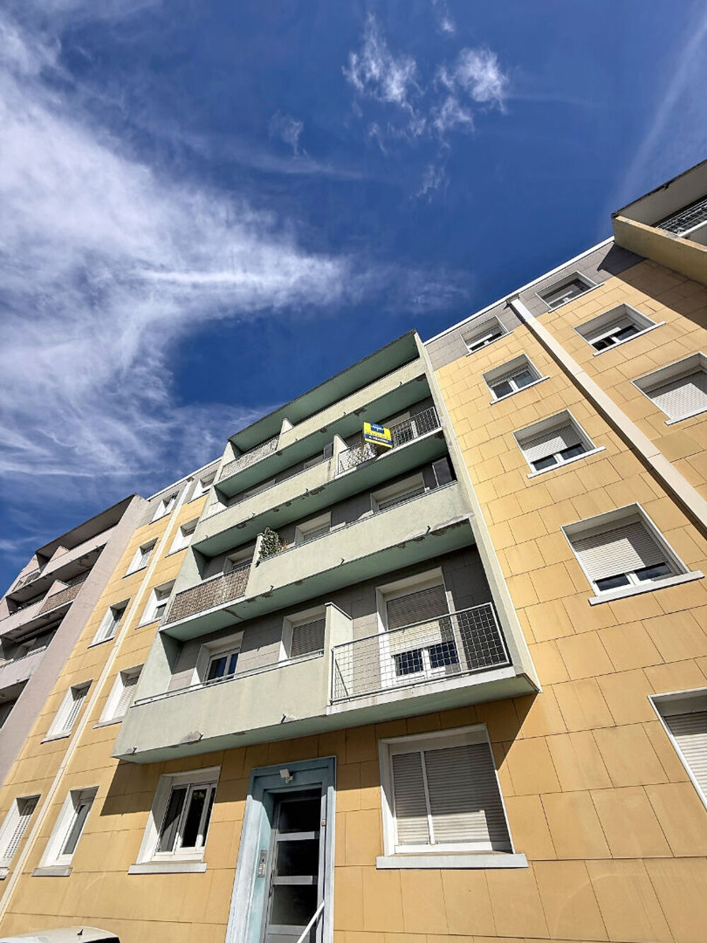 BOURGOIN-JALLIEU . Appartement T3 rénové avec balcon et cave. Proche gare, centre-ville et A43