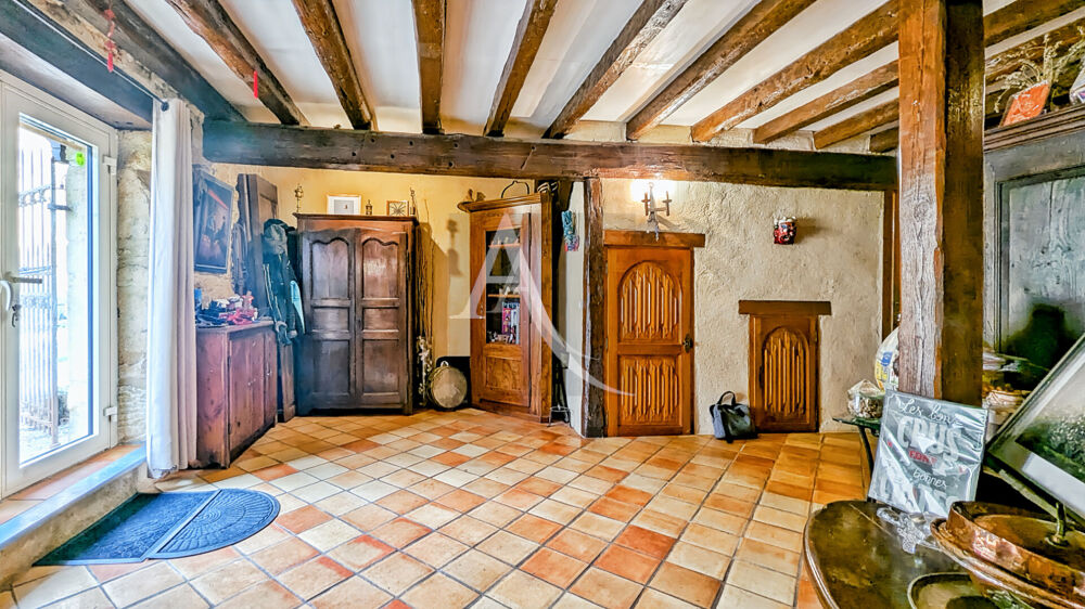 Maison en pierre atypique dans un hameau