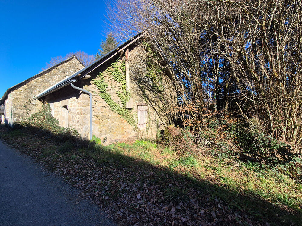 CORREZE. MADRANGES. Maison en pierre à rénover avec terrain de 780 m².
