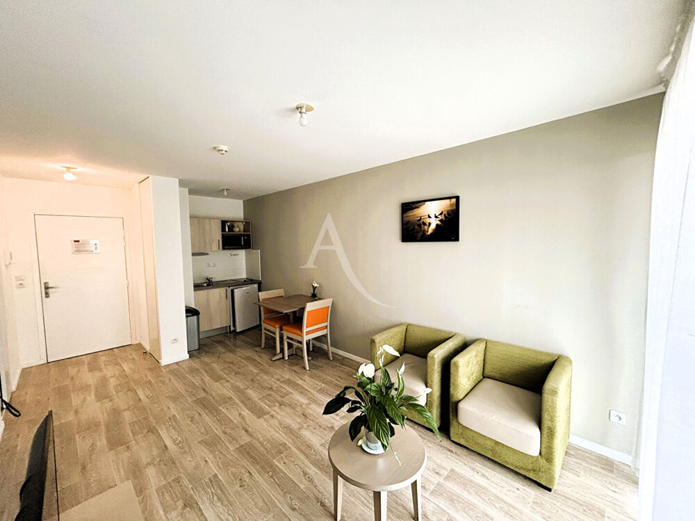 Bel appartement 2 pièces, terrasse parking dans résidence sénioriale au Mas Vermeil