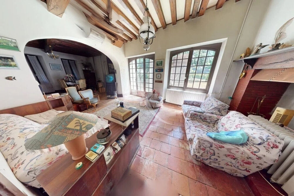Maison de caractère à rénover. Centre-bourg 330,31 m² habitables sur 17 958 m² de terrain