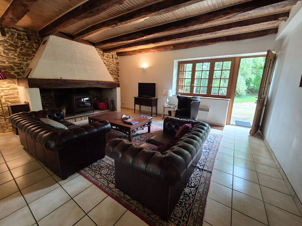 Vente Maison CORREZE. LUBERSAC. Maison en pierre de 3 chambres (en plein pied), grange attenante, puits et jardin plat de 3565 m². Lubersac