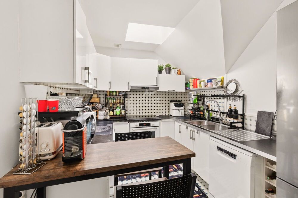 Vente Appartement Versailles Parc appartement 4 pièces 96 m² au sol (85.97 m² carrez) situé au3ème et dernier étage avec ascenseur, cave et deux p Versailles