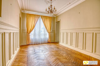 Vente Appartement Versailles Notre-Dame Appartement 5 pièces 87 m² situé au 3ème étage avec ascenseur auquel s'ajoutent un appartement de 2 pièces Versailles