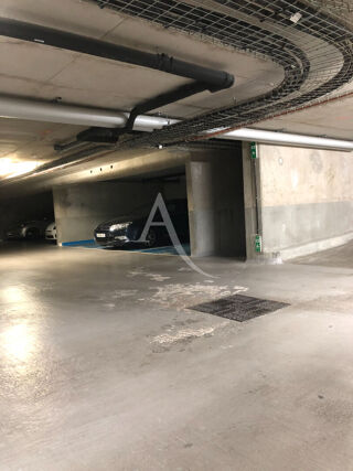  Parking / Garage à louer 