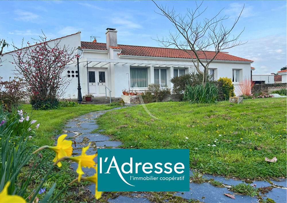 Maison familiale à vendre à Beauvoir-sur-Mer - Beaux volumes et nombreuses dépendances