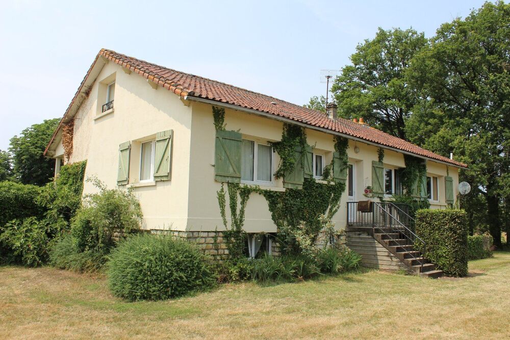 Vente Maison Deux maisons rénovées, 14 hectares, granges, étang, source. Genouille