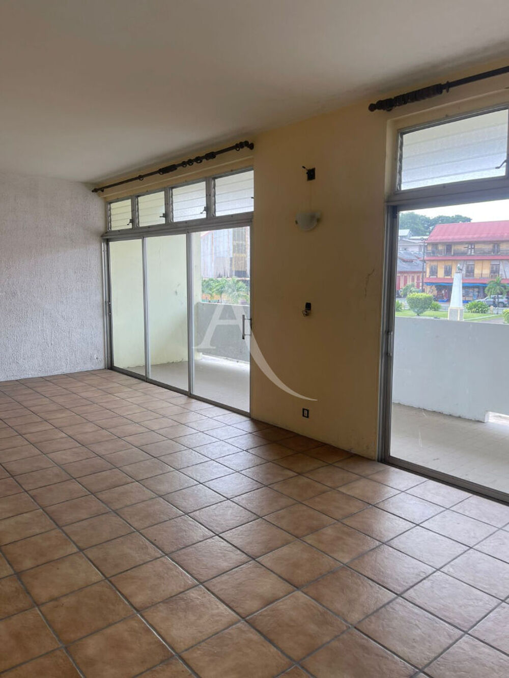 Vente Immeuble Un immeuble R+2 à usage mixte (commercial et habitation) Cayenne