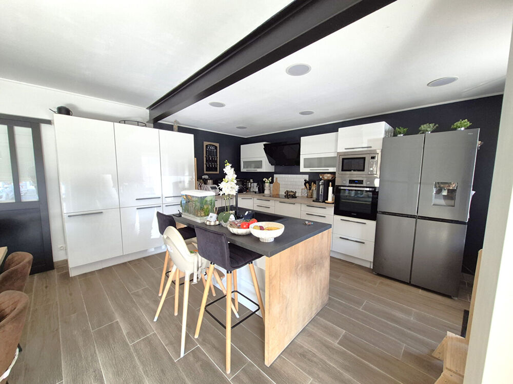 Vente Maison Corps de ferme rénové avec dépendances et local commercial sur 3 500 m² Saint hilaire lez cambrai