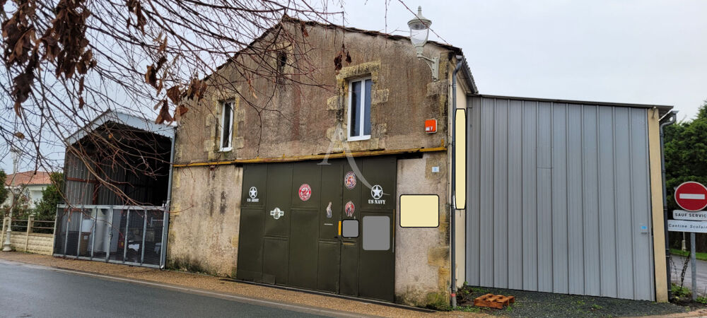   Hangar clos couvert de près de 300m² en centre ville de Matha 