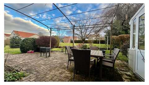   Deyvillers - Maison mitoyenne d'un cot� - 192 m2 - garages, terrasse et terrain Maison - 8 pi�ce(s) - 192 m�