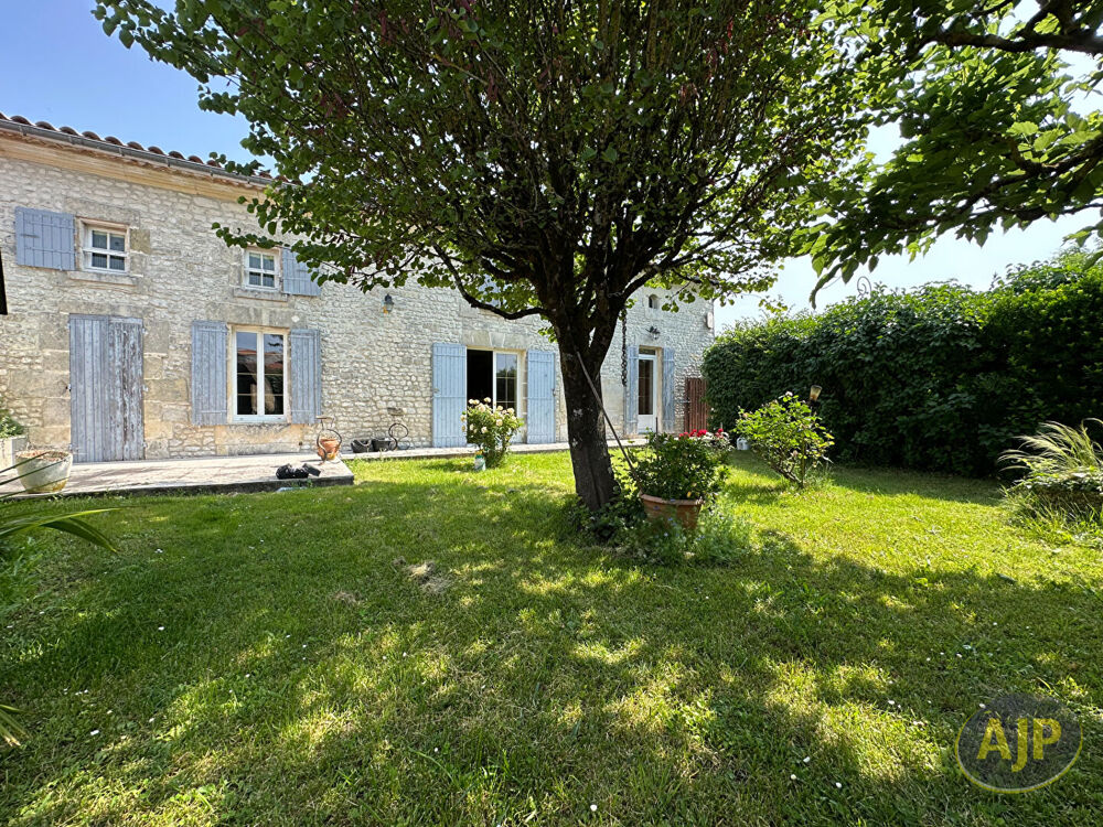 Vente Maison Maison charentaise de 185 m². Saint seurin de palenne