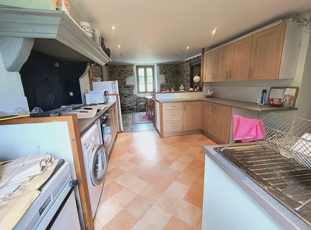 HAUTE-VIENNE- Maison rénovée comprenant deux projets de rénovation, des granges et 6,5 hectares de bois