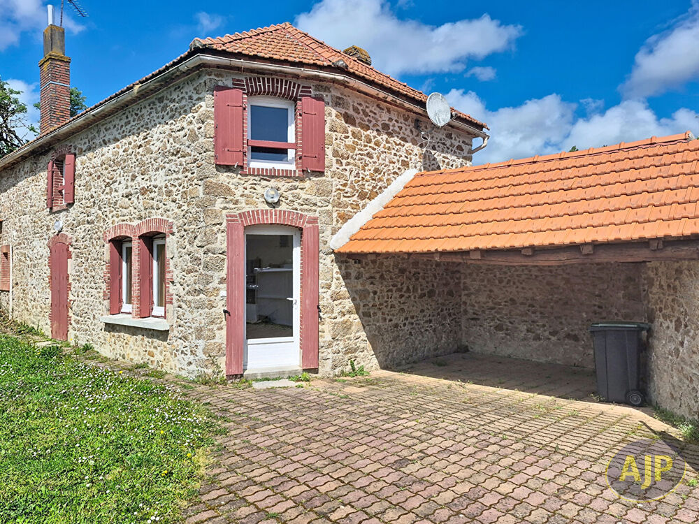 À vendre ! Charmante maison en pierre 3 chambres au coeur de La Chaize-le-Vicomte 114m²