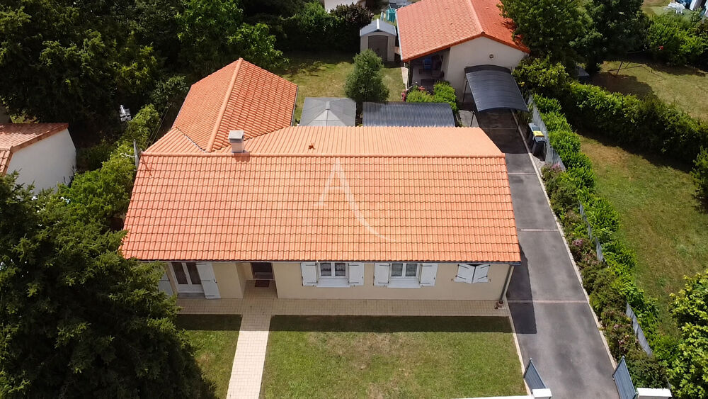 Maison de plain-pied 4 chambres avec jardin, garage et carports Bignoux